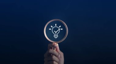 Büyütme cam odaklı ampul ikonu zihin, yaratıcı, fikir, yenilik, motivasyon planlama geliştirme ve müşteri hedef grup kavramı için.