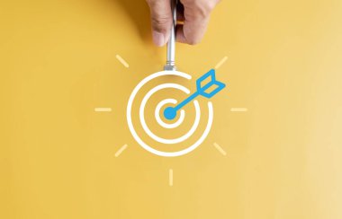 Ampul ikonu fikri ile hedefe odaklanan büyüteç. planlama geliştirme liderliği ve müşteri hedef grup kavramı.