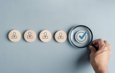 Seçici yeni kariyer toplama alanları. Çevrimiçi teknolojiyle adam topluyor. işsizlik başvurusu için en iyi iş adamı aranıyor.