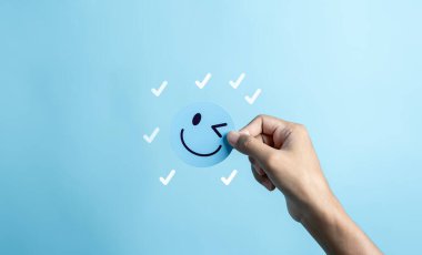 Gülümseyen mutlu yüz sağlığını kontrol eden eller. zihinsel sağlık pozitif düşünme ve büyüme zihniyeti kavramı.