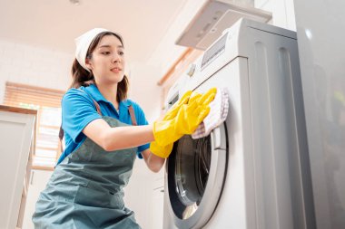 Ev işi ya da ev işleri hizmetçisi kadın temizlik şirketi, küçük işletmeler. profesyonel ekipman eski evi temizliyor.