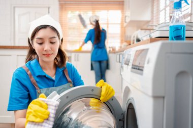 Ev işi ya da ev işleri hizmetçisi kadın temizlik şirketi, küçük işletmeler. profesyonel ekipman eski evi temizliyor.