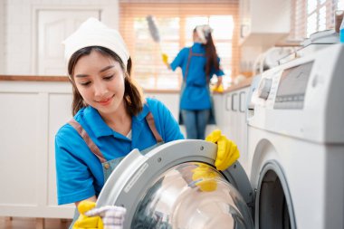 Ev işi ya da ev işleri hizmetçisi kadın temizlik şirketi, küçük işletmeler. profesyonel ekipman eski evi temizliyor.