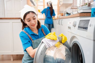 Ev işi ya da ev işleri hizmetçisi kadın temizlik şirketi, küçük işletmeler. profesyonel ekipman eski evi temizliyor.