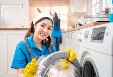 Ev işi ya da ev işleri hizmetçisi kadın temizlik şirketi, küçük işletmeler. profesyonel ekipman eski evi temizliyor.