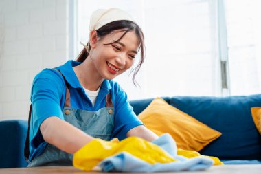 Ev işi ya da ev temizliği yapan kadın temizlik şirketi, küçük işletmeler. profesyonel ekipman eski evi temizliyor.