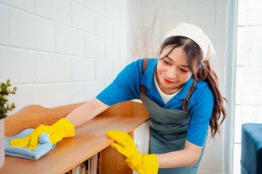Ev işi ya da ev temizliği yapan kadın temizlik şirketi, küçük işletmeler. profesyonel ekipman eski evi temizliyor.