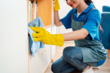 Ev işi ya da ev temizliği yapan kadın temizlik şirketi, küçük işletmeler. profesyonel ekipman eski evi temizliyor.