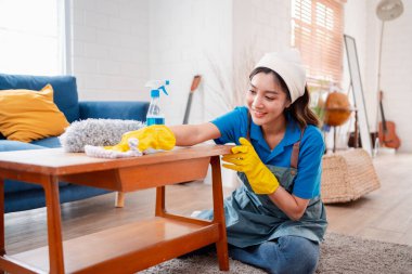 Ev işi ya da ev temizliği yapan kadın temizlik şirketi, küçük işletmeler. profesyonel ekipman eski evi temizliyor.