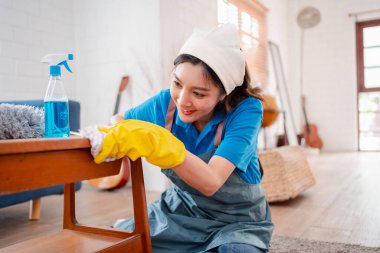 Ev işi ya da ev temizliği yapan kadın temizlik şirketi, küçük işletmeler. profesyonel ekipman eski evi temizliyor.