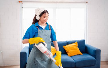 Happy Housework ya da ev hizmetçisi kadın şarkı söyleyip tozları temizliyor, küçük işletmeleri temizliyor. profesyonel ekipman eski evi temizliyor.