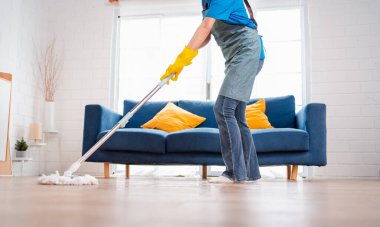 Ev işi ya da ev bakımı, evde iki kadın temizlik tozu, küçük işletme temizliği. profesyonel ekipman eski evi temizliyor.