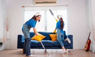 Ev işi ya da ev bakımı, evde iki kadın temizlik tozu, küçük işletme temizliği. profesyonel ekipman eski evi temizliyor.