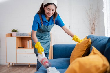 Ev işi ya da ev işleri hizmetçisi kadın temizlik şirketi, küçük işletmeler. profesyonel ekipman eski evi temizliyor.