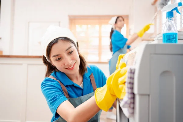 家政服务或家政服务妇女在家里清扫灰尘 清扫代理小企业 清洗旧家居的专业设备 — 图库照片