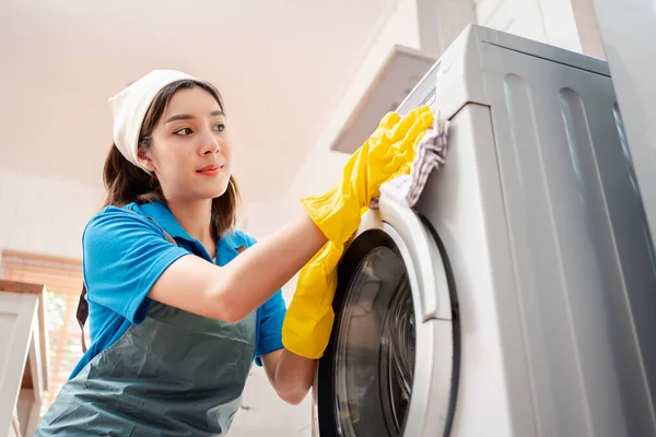 Hausarbeit Oder Hauswirtschaft Service Weibliche Reinigung Staub Der Wohnung Reinigungsagentur — Stockfoto