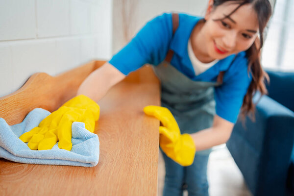 Работа по дому или уборка дома женская пыль в доме, клининговое агентство малого бизнеса. профессиональное оборудование уборка старого дома.