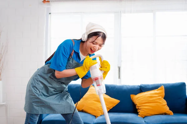 Happy Housework Oder Housekeeping Service Weiblichen Gesang Und Reinigung Staub — Stockfoto