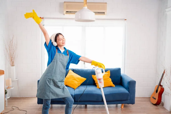 Щасливе Домашнє Завдання Або Домашнє Обслуговування Жіночого Співу Прибирання Пилу — стокове фото