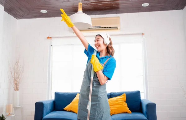 Счастливая Домашняя Работа Работа Дому Женское Пение Уборка Пыли Доме — стоковое фото