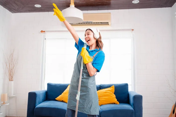 Happy Housework Hizmetçisi Kadın Şarkı Söyleyip Tozları Temizliyor Küçük Işletmeleri — Stok fotoğraf
