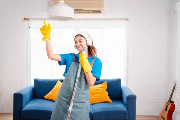 Happy Housework Hizmetçisi Kadın Şarkı Söyleyip Tozları Temizliyor Küçük Işletmeleri — Stok fotoğraf