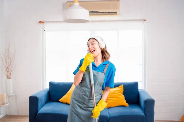 快乐家务活或持家服务妇女在家里唱歌和清扫灰尘 清扫代理小企业 清洗旧家居的专业设备 — 图库照片