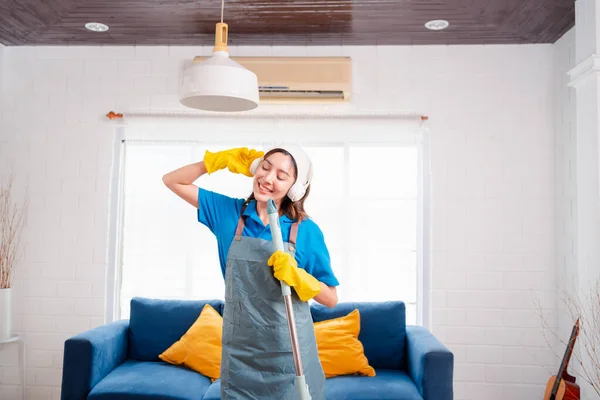 Happy Housework Serviço Manutenção Casa Feminino Cantando Limpeza Poeira Casa — Fotografia de Stock