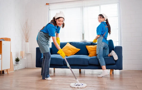 Hausarbeit Oder Hauswirtschaft Service Zwei Weiblichen Reinigungsstaub Der Wohnung Reinigungsagentur — Stockfoto