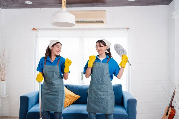 Hausarbeit Oder Hauswirtschaft Service Zwei Weiblichen Reinigungsstaub Der Wohnung Reinigungsagentur — Stockfoto