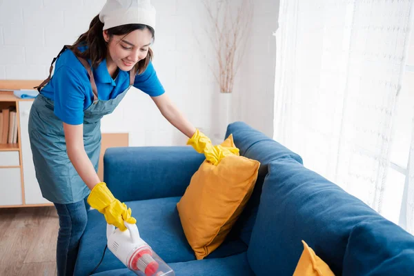 Prace Domowe Lub Prowadzenie Domu Kobiet Sprzątanie Kurz Domu Agencja — Zdjęcie stockowe