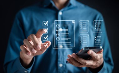 Belge Yönetimi Kontrol Sistemi, çevrimiçi belge veritabanı ve işlem yönetimi dosyaları, büyüteç kontrolü ve belge dizinine odaklanma. Şirket iş teknolojisi kavramı.