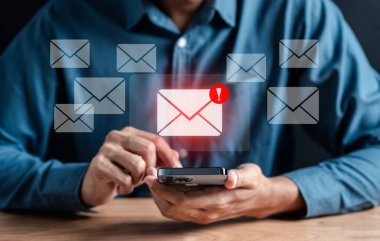 E- posta kutusunu ve spam virüsünü uyarın. Uyarı uyarısı: İnternet mektup güvenliği, çöp ve çöp postaları ve gizli bilgiler..