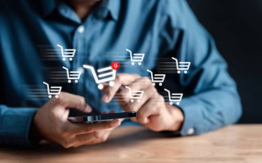 E-ticaret ve çevrimiçi alışveriş mağazası konsepti. İnternet üzerinden ürün satın alan ya da müşteriye hızlı nakliye yapan bir adam.
