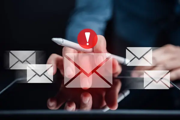 警告电邮收件箱及滥发电邮病毒 并提醒市民注意有关互联网信件的保安保护 垃圾邮件及已失密的资讯 — 图库照片