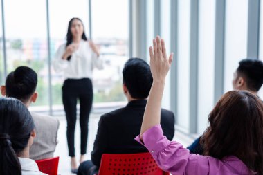 Seminer sırasında iş adamı elini kaldırıyor. Toplantı odasında ve seminer sınıfında bir soruyu cevaplamak için konferansta el kaldırın..