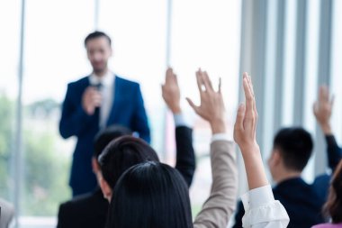 Seminer sırasında iş adamı elini kaldırıyor. Toplantı odasında ve seminer sınıfında bir soruyu cevaplamak için konferansta el kaldırın..
