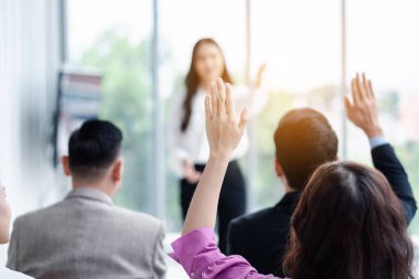 Seminer sırasında iş adamı elini kaldırıyor. Toplantı odasında ve seminer sınıfında bir soruyu cevaplamak için konferansta el kaldırın..