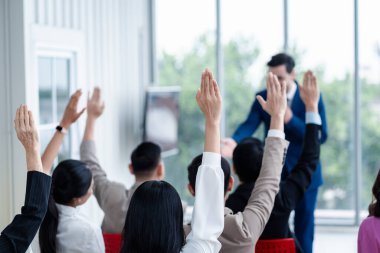Seminer sırasında iş adamı elini kaldırıyor. Toplantı odasında ve seminer sınıfında bir soruyu cevaplamak için konferansta el kaldırın..
