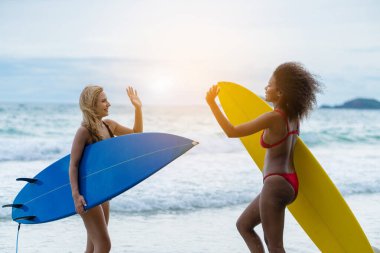 Hafta sonu sahilde sörf yapan çift, aşırı sağlıklı yaşam tarzı konsepti..