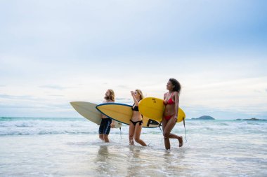 Grup Arkadaşlığı hafta sonu sahilde sörf tahtası oyunu, spor aşırı sağlıklı yaşam tarzı konsepti.