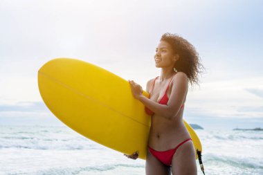 Haftasonu sahilde sörf yapan bir kadın, aşırı sağlıklı yaşam tarzı konsepti..