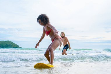 Hafta sonu sahilde sörf yapan çift, aşırı sağlıklı yaşam tarzı konsepti..