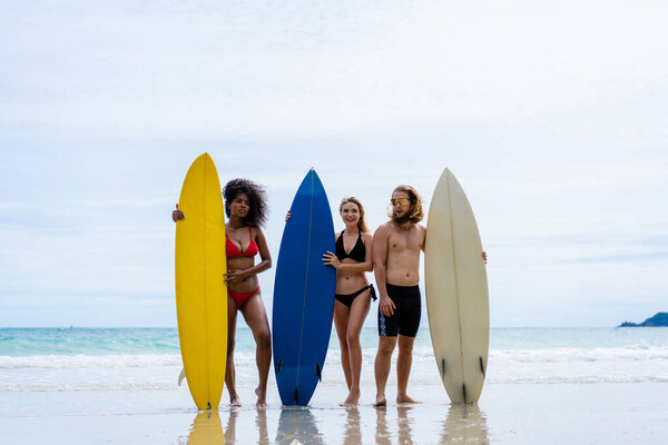 Групповая дружба серфинг на пляже в выходные дни деятельности, Спорт экстремально здоровый образ жизни.