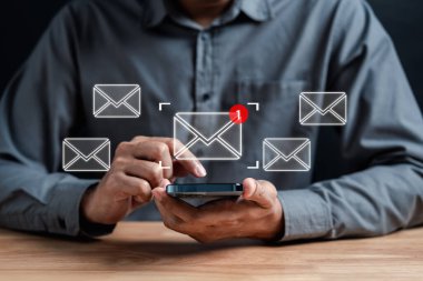 İş adamı dizüstü bilgisayarla müşteriye e-posta gönderiyor, iş bağlantısı ve iletişimi, e-posta simgesi, e-posta pazarlama kavramı, e-posta ya da bülten, çevrimiçi çalışan internet ağı.