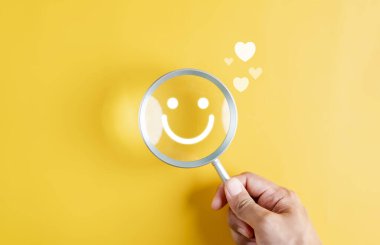 Gülümseyen yüze odaklanmak için el ele tutuşun. Zihinsel sağlık olumlu düşünce ve büyüme zihniyeti, ruh sağlığı mutluluğa iyileşme duygusu.