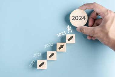 Yeni yıla 2024 hırsıyla ve geri sayım mutlu noeller ve mutlu yıllar, 2024 yılındaki planlama ve meydan okuma stratejisiyle başlıyoruz..