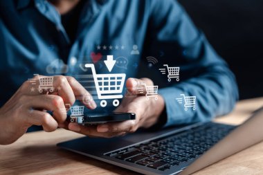 Çevrimiçi E-Ticaret Alışveriş platformunda akıllı telefon ve bilgisayarla perakende satış. İnternet üzerinden satıcı simgesiyle ürün alan ya da müşteriye hızlı nakliye zinciri kuran bir adam..