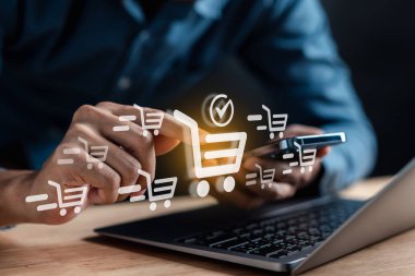 Çevrimiçi E-Ticaret Alışveriş platformunda akıllı telefon ve bilgisayarla perakende satış. İnternet üzerinden satıcı simgesiyle ürün alan ya da müşteriye hızlı nakliye zinciri kuran bir adam..