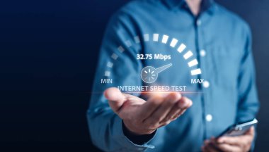 Hızlı internet bağlantısı en hızlı bant genişliği ağ teknolojisi, akıllı telefon ile yüksek hızlı akıllı telefon kullanan adam 5G kalite, hız optimizasyonu.